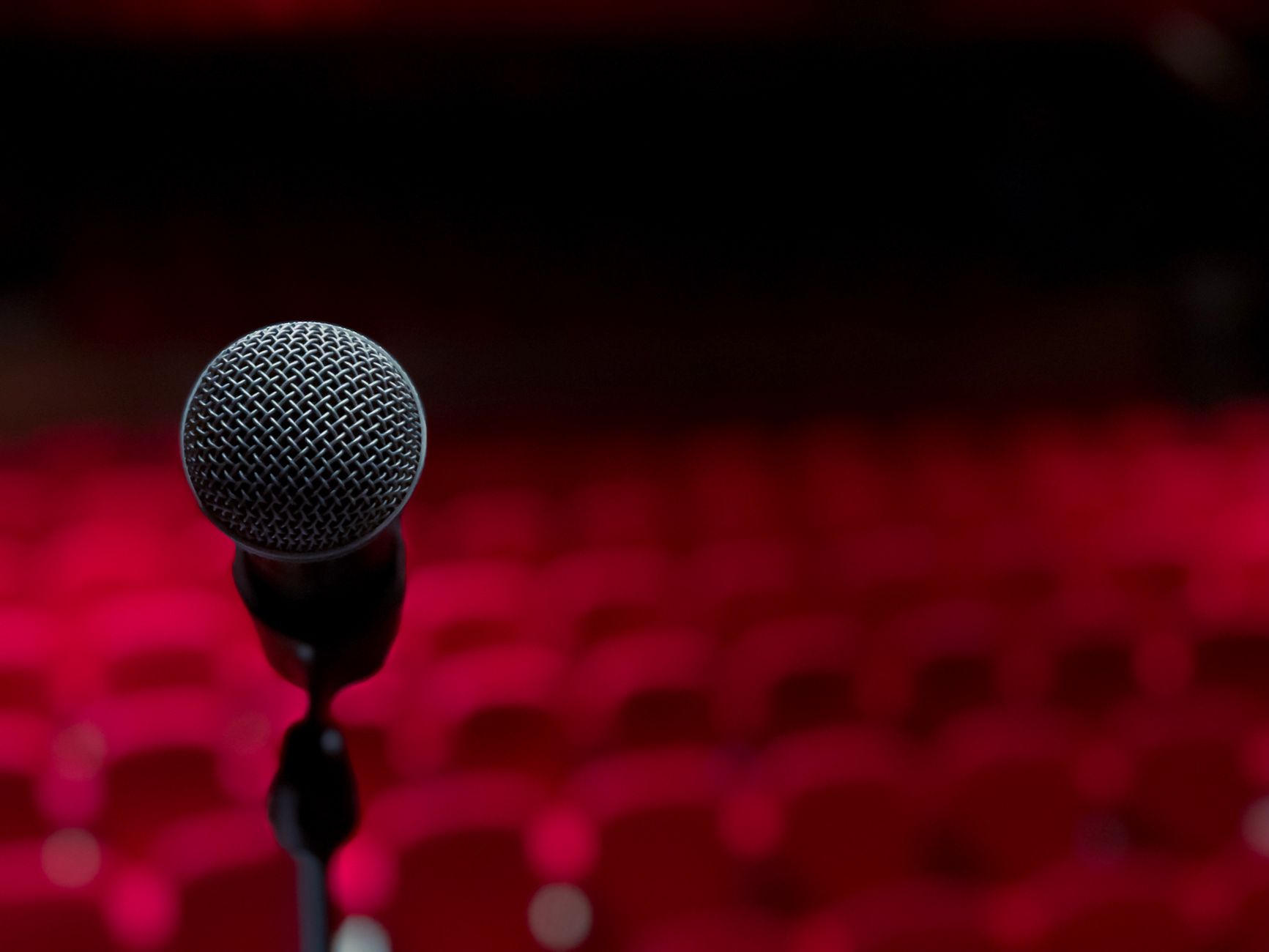 Escenario de teatro con público asistiendo a un espectáculo de comedia en directo