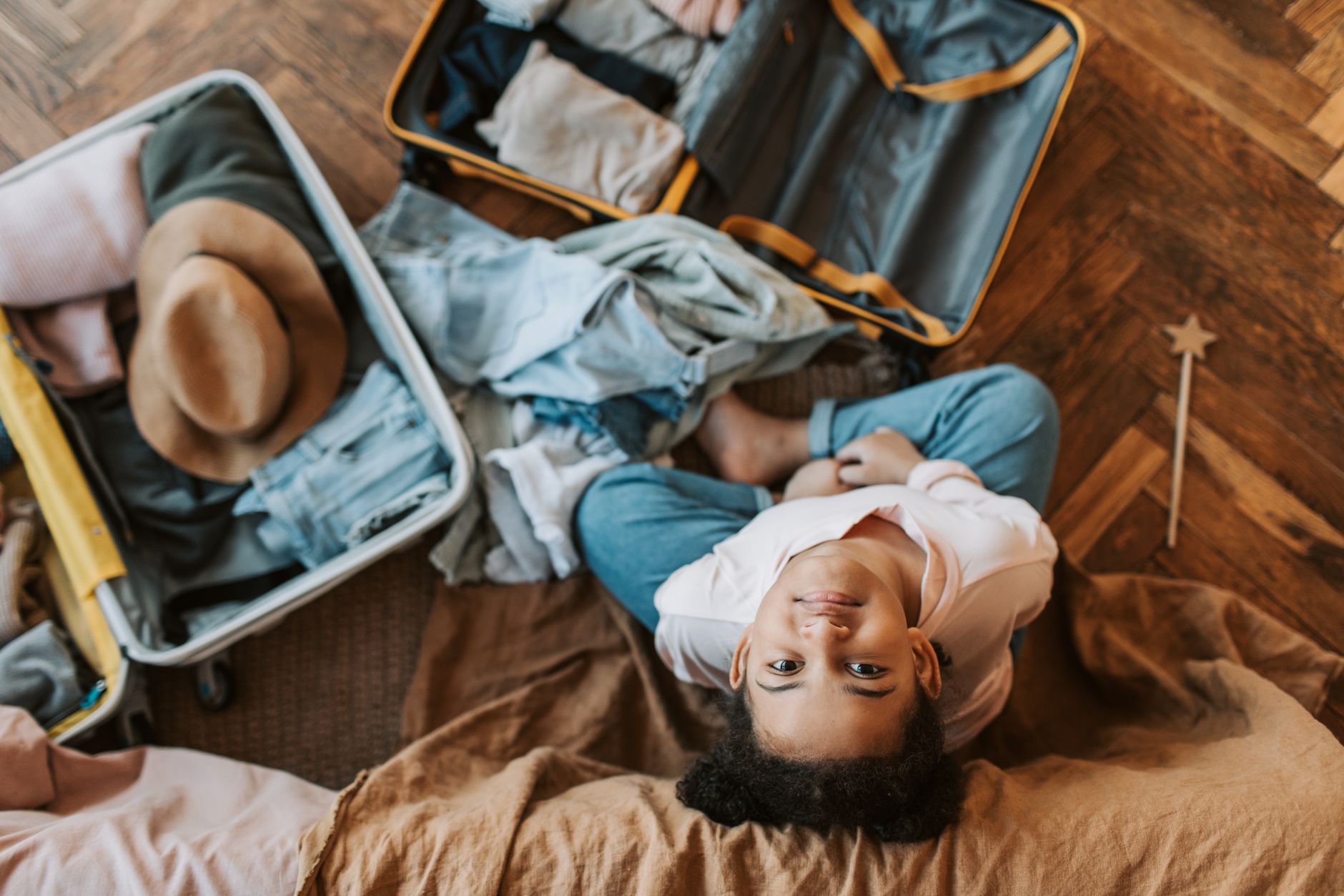 Familia con maletas preparando un viaje en el salón de casa