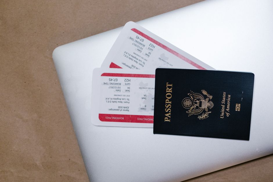 Empleado de aerolínea comprobando el pasaporte de un pasajero en la puerta