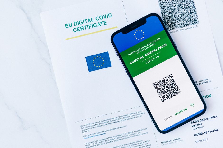 Pasaporte y móvil con la confirmación de la ETA aprobada